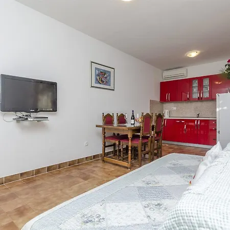 And Niko Apartment *
